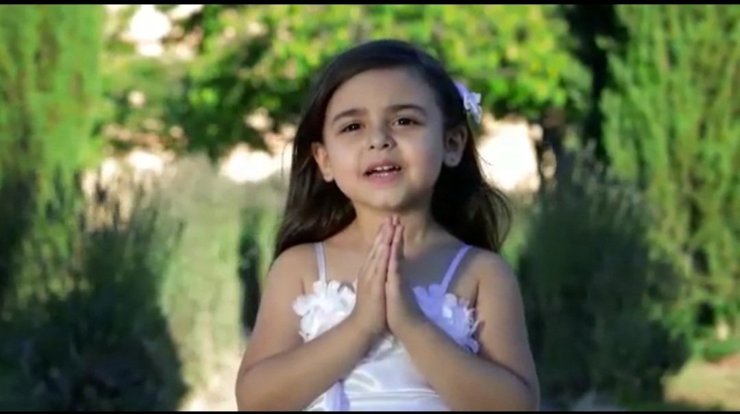 صورة مميزة: الطفلة يارا دموني ترفع الصلاة للبنان يا مريم إمي