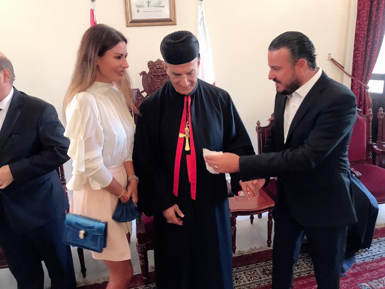 صورة مميزة: كاتيا كعدي وعريسها يباركان زواجهما بزيارة الى غبطة البطريرك