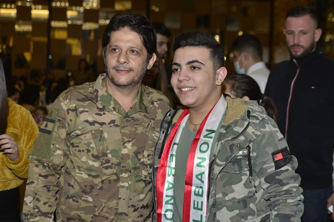صورة مميزة: نجم طرب العالمية سيف حمدان الى جانب النجم معين شريف في حفل تكريم اطفال الجيش اللبناني