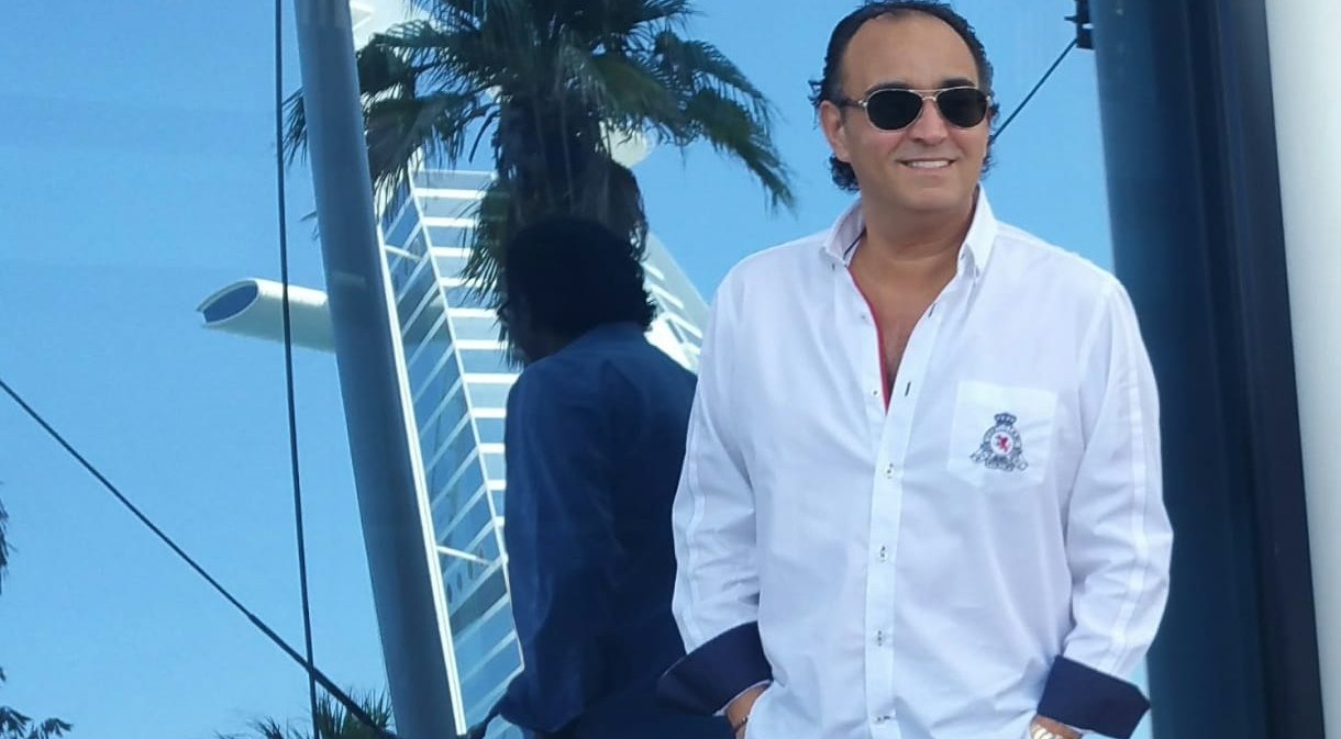 الدكتور محمد أنشاصي صانع الإبتسامة الأكثر تألقًا وجاذبية في - صورة مميزة صورة مميزة: الدكتور محمد أنشاصي صانع الإبتسامة الأكثر تألقًا وجاذبية في