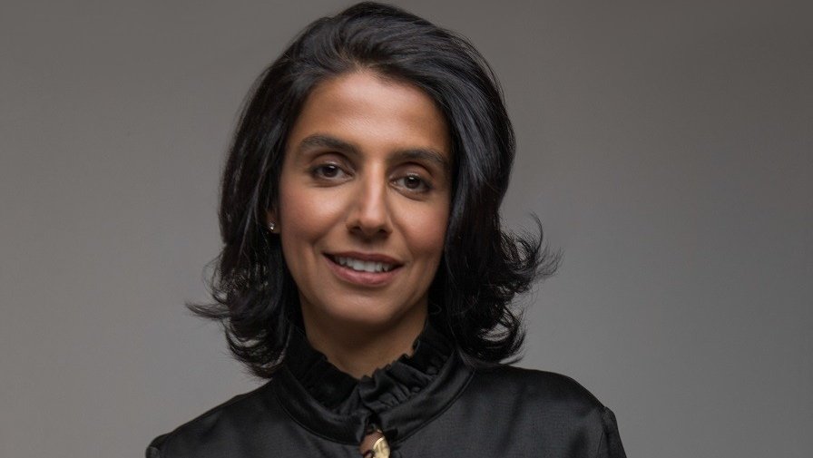 صورة مميزة: الباحثة في شؤون التنمية الكويتية عالية فيصل الخالد خبر إلغاء مليون إقامة يثير التساؤلات.