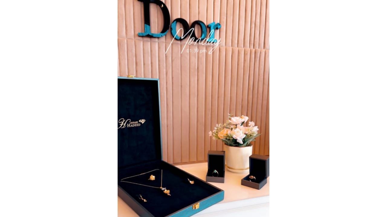 التواصل مع العملاء عنصر أساسي لنجاح العمل.. شعار Asma Fashion في Door - صورة مميزة صورة مميزة: التواصل مع العملاء عنصر أساسي لنجاح العمل.. شعار Asma Fashion في Door