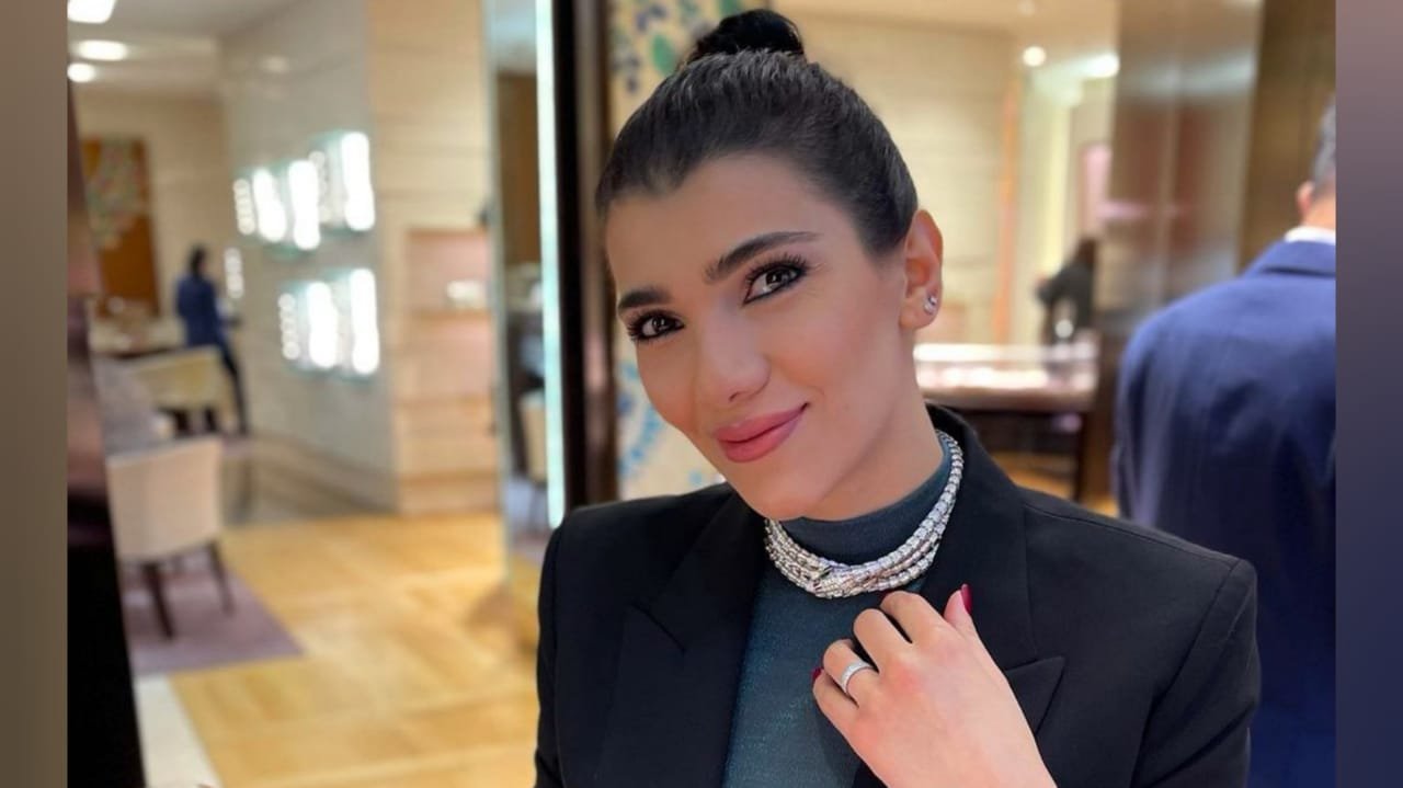 صورة مميزة: الإعلامية أنوار ابو حمدان تخطف الأنظار في أحدث ظهور إطلالة مرصعة بمجوهرات بولغاري