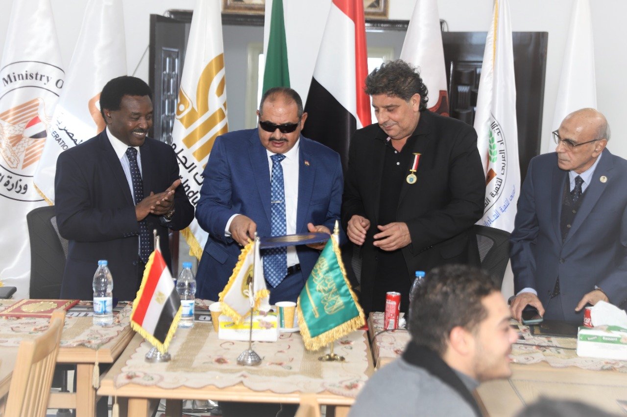 صورة مميزة: د.بسام فرشوخ رئيس الاتحاد العربي لتمنية الصادرات والصناعات الجلدية بالملتقى الاقتصادي بجامعة الدول يقوم بإنجاز صناعي إقتصادي في القاهرة