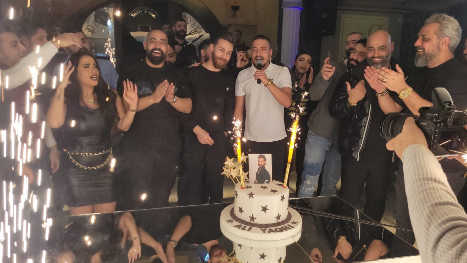 صورة مميزة: وائل ابو بكر يحتفل بعيد ميلاده وسط الأحبة مهند وسارة يشعلان السهرة