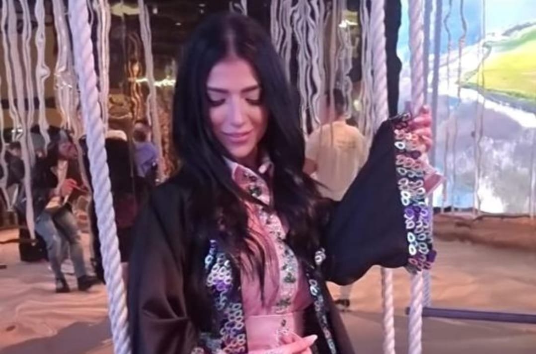 صورة مميزة: ملكة جمال آسيا السورية سنا عطيّة تتألق في إكسبو دبي وتجذب الحضور 