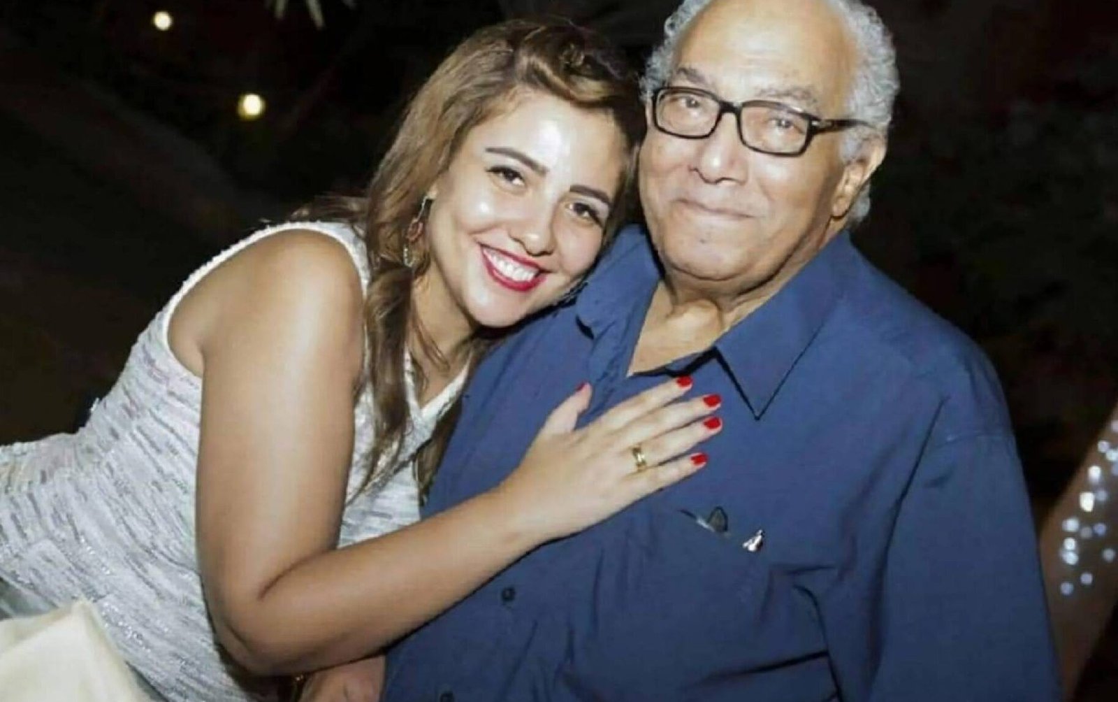صورة مميزة: نجوم الفن يشاركون في عزاء والد الفنانة مي كساب