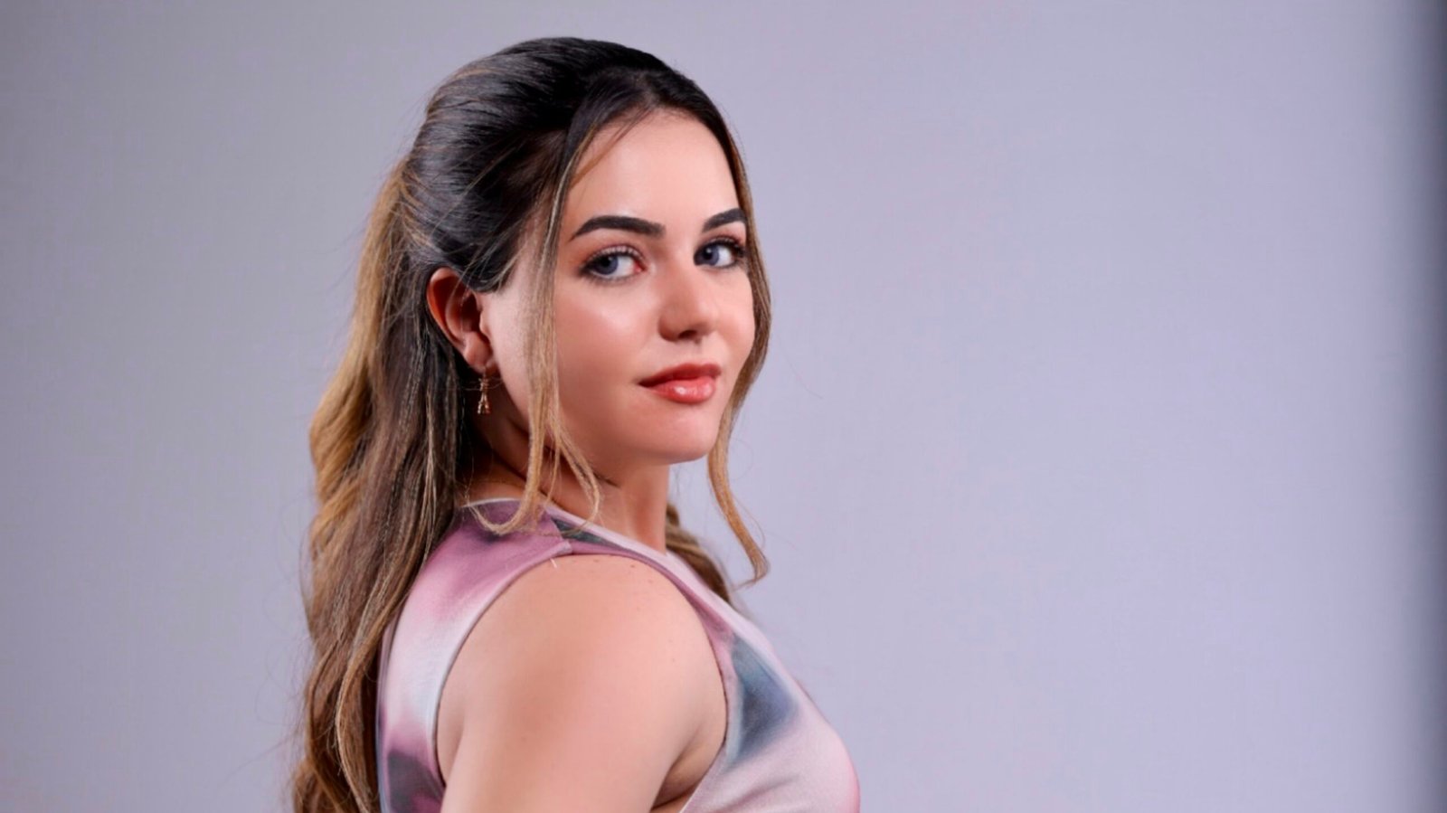 صورة مميزة: صوفي عيسى تستعد لإفتتاح صالونها للمكياج