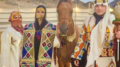 صورة توضيحية - سحر بامعلم رئيس عام نادي رواد الأزياء تهدي عاطف سندي عضوية الإدارة الشرفية للنادي