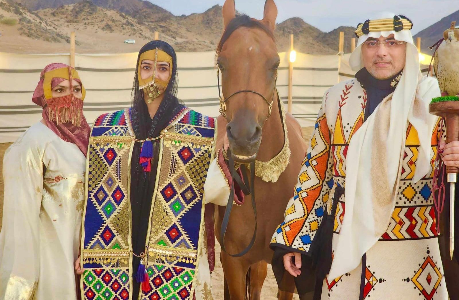 صورة مميزة: سحر بامعلم رئيس عام نادي رواد الأزياء تهدي عاطف سندي عضوية الإدارة الشرفية للنادي