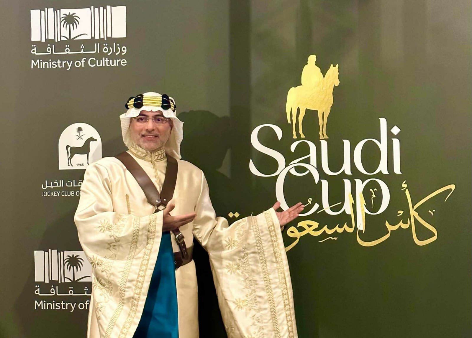 صورة مميزة: إطلالة عاطف سندي برعاية من نادي رواد الأزياء في كأس السعودية على ميدان الملك عبدالعزيز للفروسية بمدينة الرياض