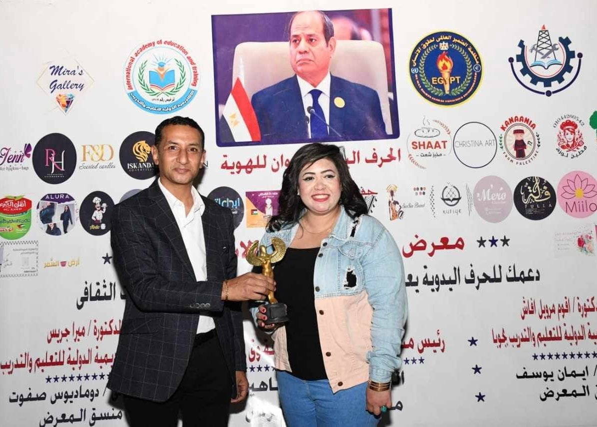 صورة مميزة: مها ضاحي تتألق بتكريم من الدكتور مينا يوحنا في معرض ميرا تحت رعاية الرئيس السيسي