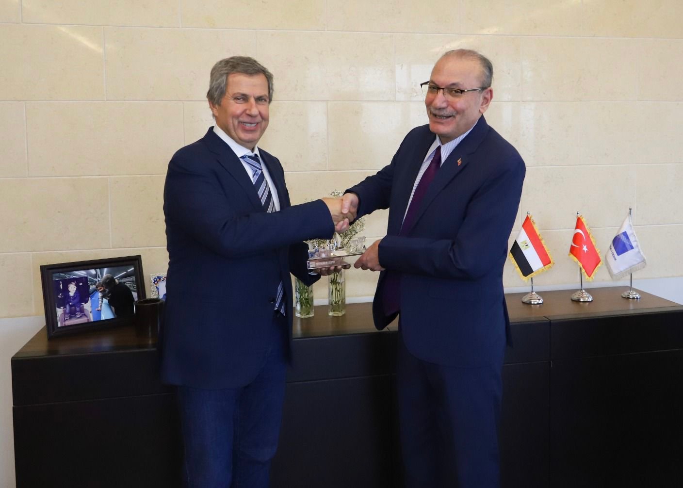 صورة مميزة: سفير تركيا بالقاهرة صالح موطلو شن يزور مجموعة شركات الاستثمارية التركية بمدينة السادات