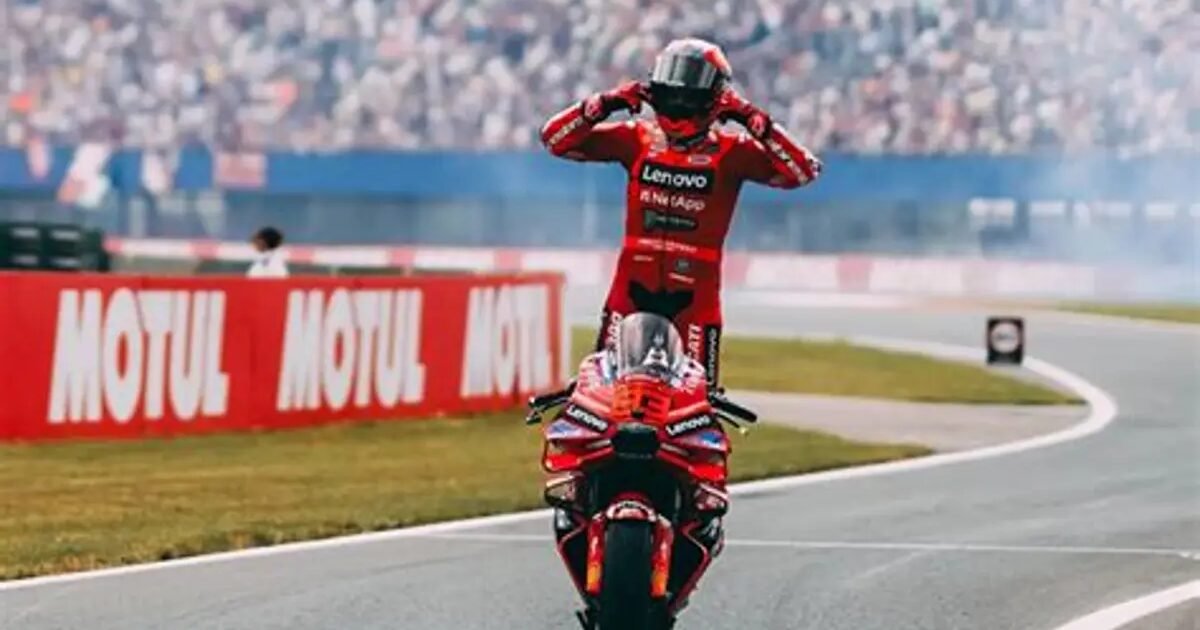 مارك ماركيز يكتسح أراغون ويشعل سباق MotoGP: فوز ثالث توالياً يقلص الفارق مع مارتن إلى 19 نقطة - صورة مميزة مارك ماركيز يكتسح أراغون ويشعل سباق MotoGP: فوز ثالث توالياً يقلص الفارق مع مارتن إلى 19 نقطة