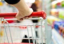 إنفاق الأميركيين يفاجئ الأسواق بالانكماش.. مبيعات التجزئة تهبط 0.6% في يوليو