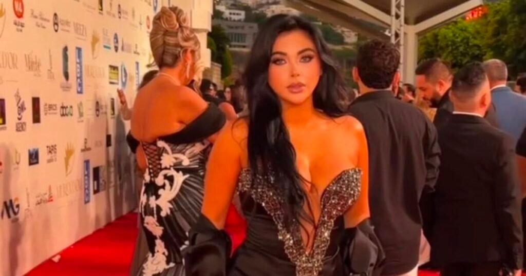 فستان أسود برّاق لمريم سبليني على السجادة الحمراء بالموريكس دور