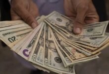 الدولار يرتفع والأسواق تترقب أول رفع للفائدة الأميركية منذ أكثر من عامين