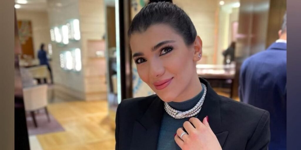 الإعلامية أنوار ابو حمدان تخطف الأنظار في أحدث ظهور إطلالة مرصعة بمجوهرات بولغاري