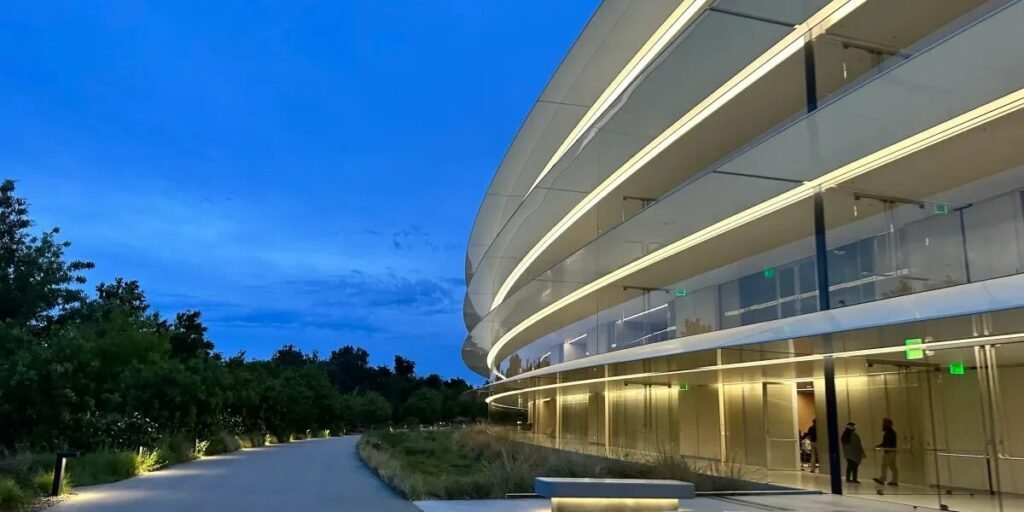 تحذر شركة Apple موظفيها من مغادرة الولايات المتحدة وسط تأخيرات في العودة