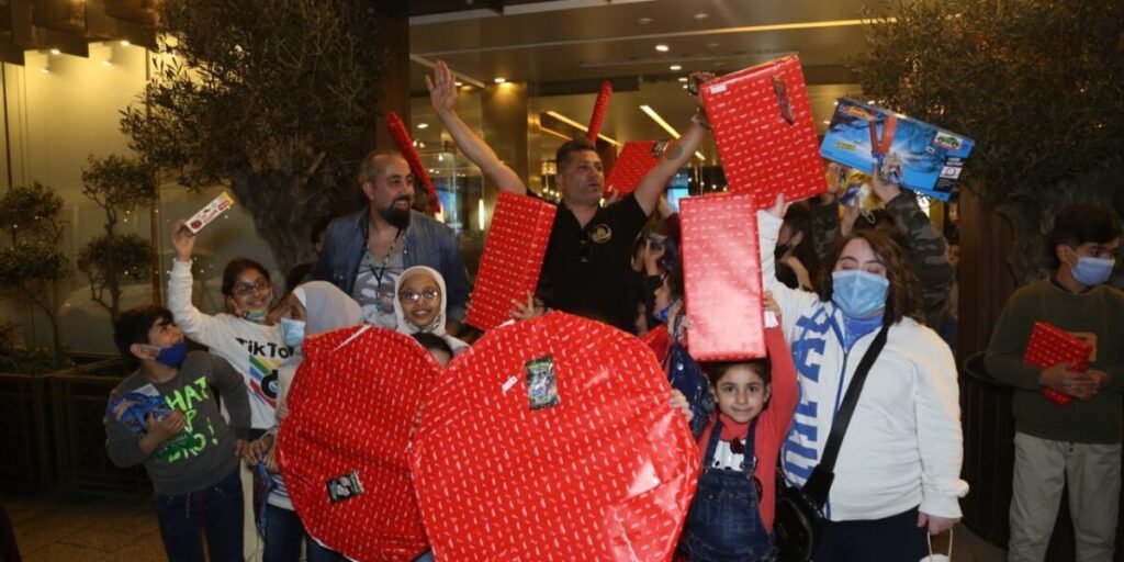 رجل الأعمال كفاح علاّم يوّزع الهدايا على أطفال دار الأيتام