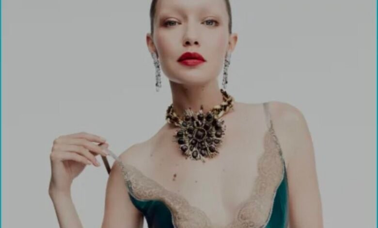 جيجي حديد بإطلالة جريئة على غلاف «Vogue France».. الحواجب المبيّضة تعيد صياغة ملامح عارضة الأزياء