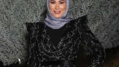 خبيرة التاتو اللبنانية هدى داغر تخطف الأنظار ببدلة عصرية