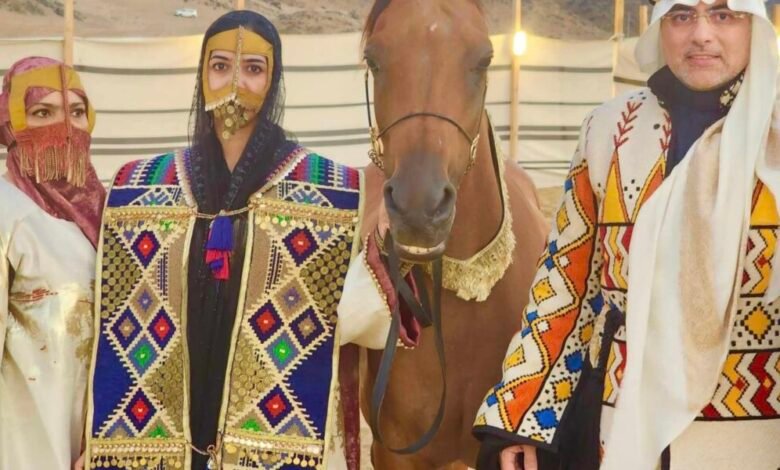 سحر بامعلم رئيس عام نادي رواد الأزياء تهدي عاطف سندي عضوية الإدارة الشرفية للنادي