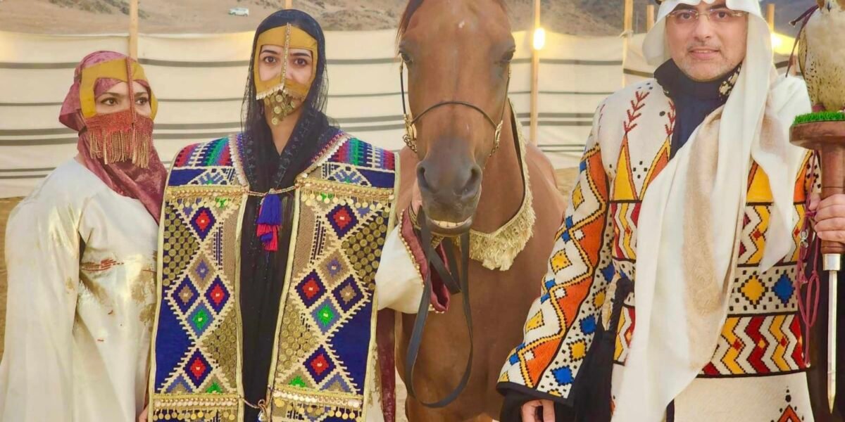 صورة مميزة: سحر بامعلم رئيس عام نادي رواد الأزياء تهدي عاطف سندي عضوية الإدارة الشرفية للنادي