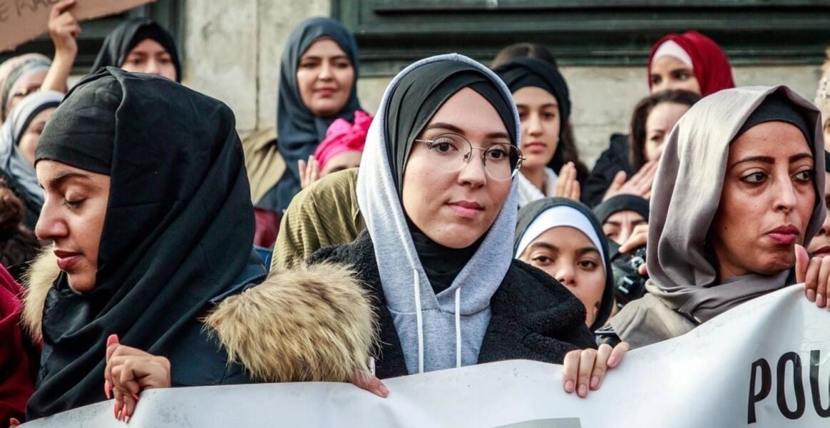 فرنسا تمنع الطالبات من ارتداء العباءات في المدارس الحكومية - صورة مميزة صورة مميزة: فرنسا تمنع الطالبات من ارتداء العباءات في المدارس الحكومية