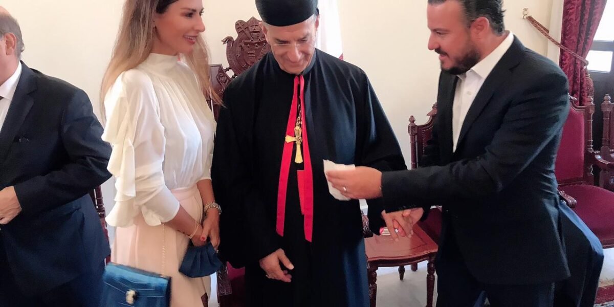 صورة مميزة: كاتيا كعدي وعريسها يباركان زواجهما بزيارة الى غبطة البطريرك