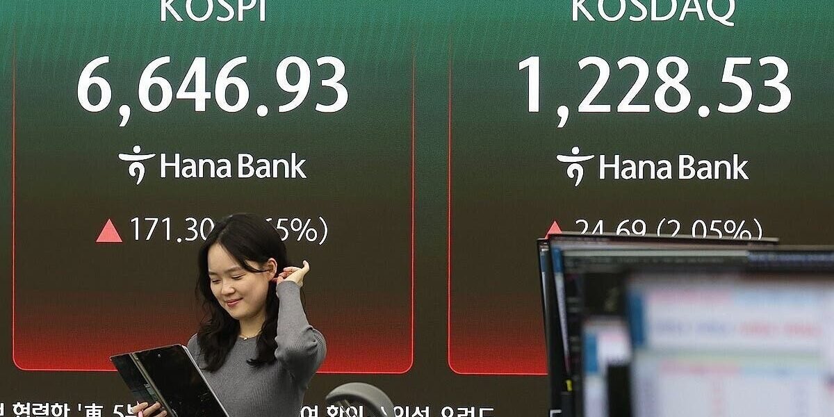 مؤشر كوسبي الكوري الجنوبي يهوي 8% والبورصة توقف التداول بعد تفعيل آليات الحماية - صورة مميزة مؤشر كوسبي الكوري الجنوبي يهوي 8% والبورصة توقف التداول بعد تفعيل آليات الحماية