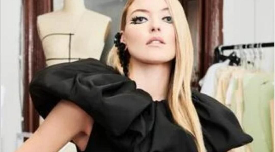 مجموعة Christian Siriano ما قبل خريف 2021 - صورة مميزة صورة مميزة: مجموعة Christian Siriano ما قبل خريف 2021