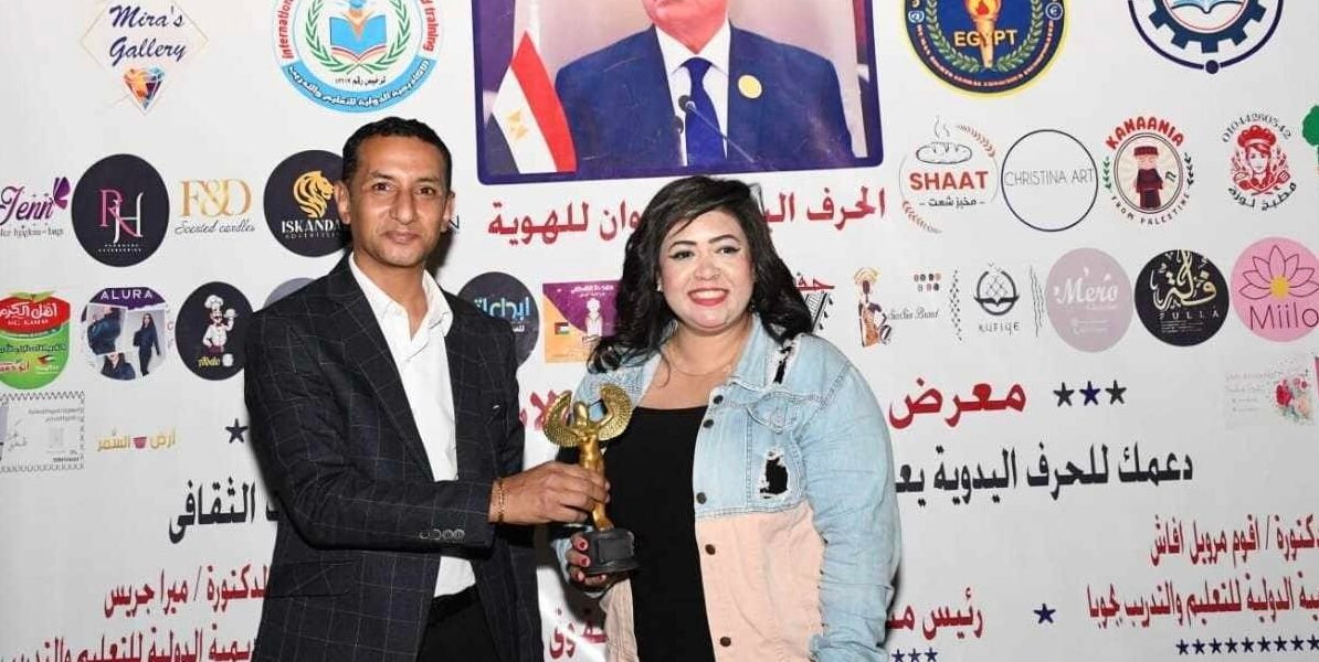 صورة مميزة: مها ضاحي تتألق بتكريم من الدكتور مينا يوحنا في معرض ميرا تحت رعاية الرئيس السيسي